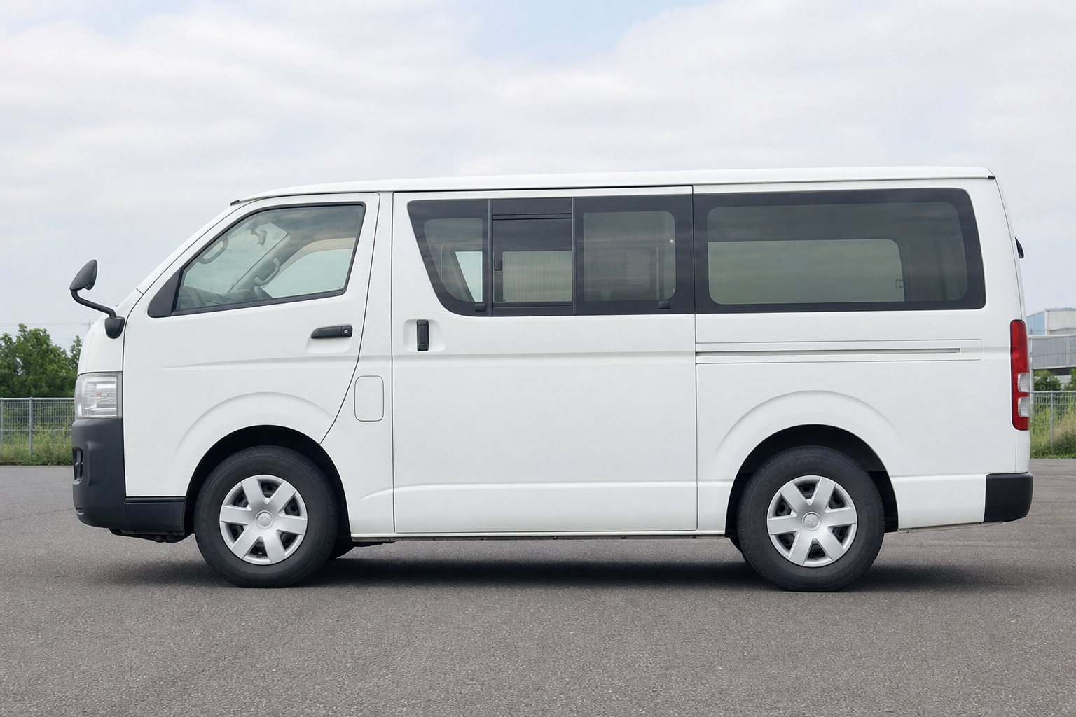 Toyota Hiace — photo 2