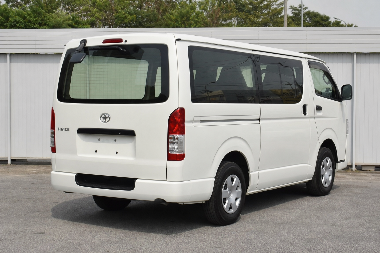 Toyota Hiace — photo 3