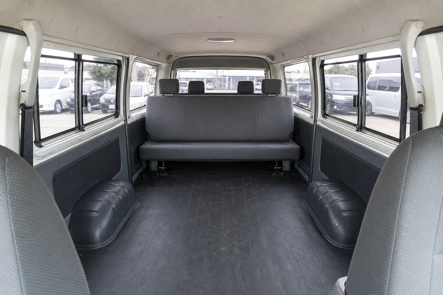 Toyota Hiace — photo 6